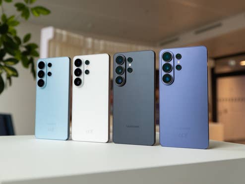 4 unterschiedliche Farben des Samsung Galaxy S26 Ultra nebeneinander aufgereiht