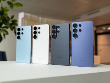 4 unterschiedliche Farben des Samsung Galaxy S26 Ultra nebeneinander aufgereiht