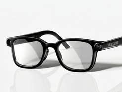 Ein sauberes, textfreies Modell der Samsung Smart-Brille in schwarzer Ausführung, gezeigt in einer Dreiviertelansicht von vorne-rechts. Die Kamera-Sensoren an den Scharnieren sind klar erkennbar, ebenso wie die saubere, unbeschriftete Bügeloberfläche.