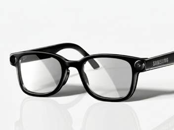 Ein sauberes, textfreies Modell der Samsung Smart-Brille in schwarzer Ausführung, gezeigt in einer Dreiviertelansicht von vorne-rechts. Die Kamera-Sensoren an den Scharnieren sind klar erkennbar, ebenso wie die saubere, unbeschriftete Bügeloberfläche.