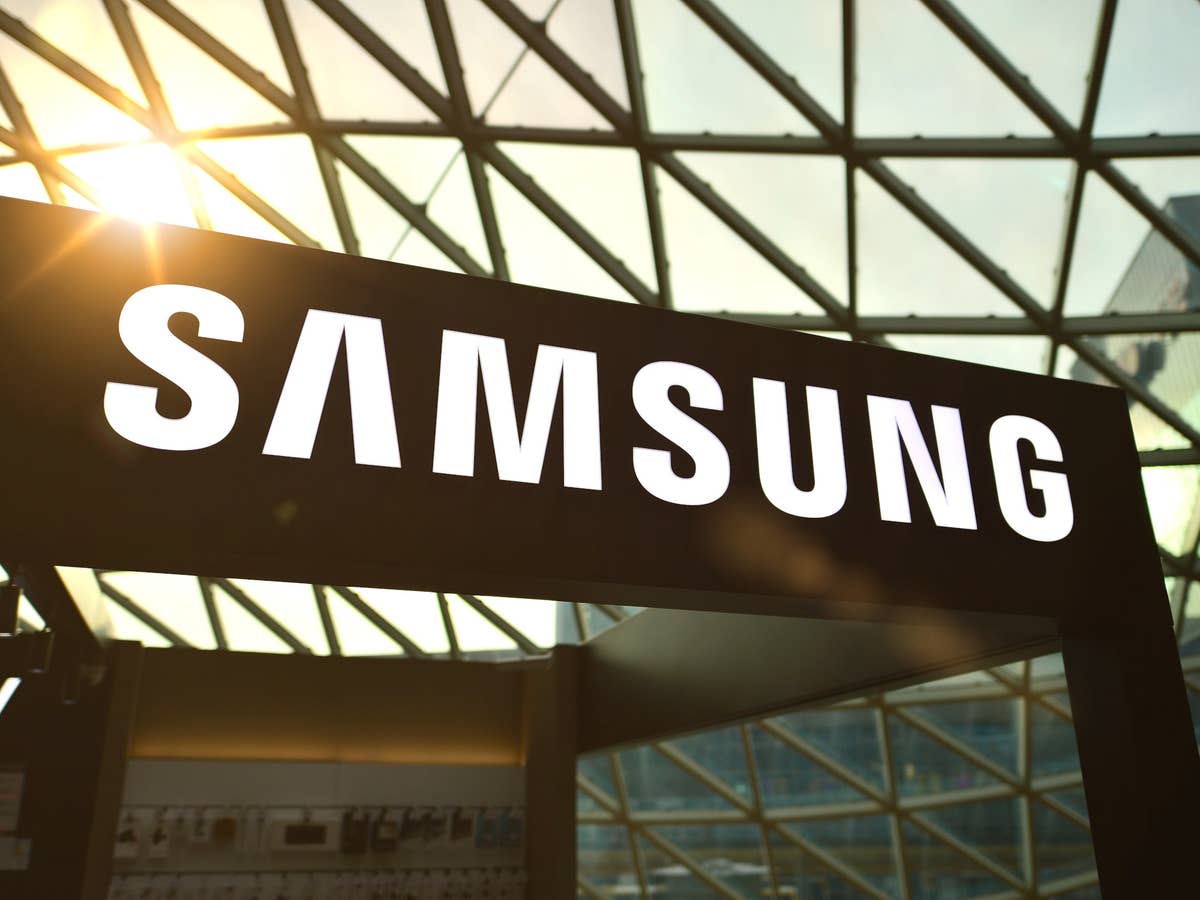 Samsung Logo im Sonnenlicht.