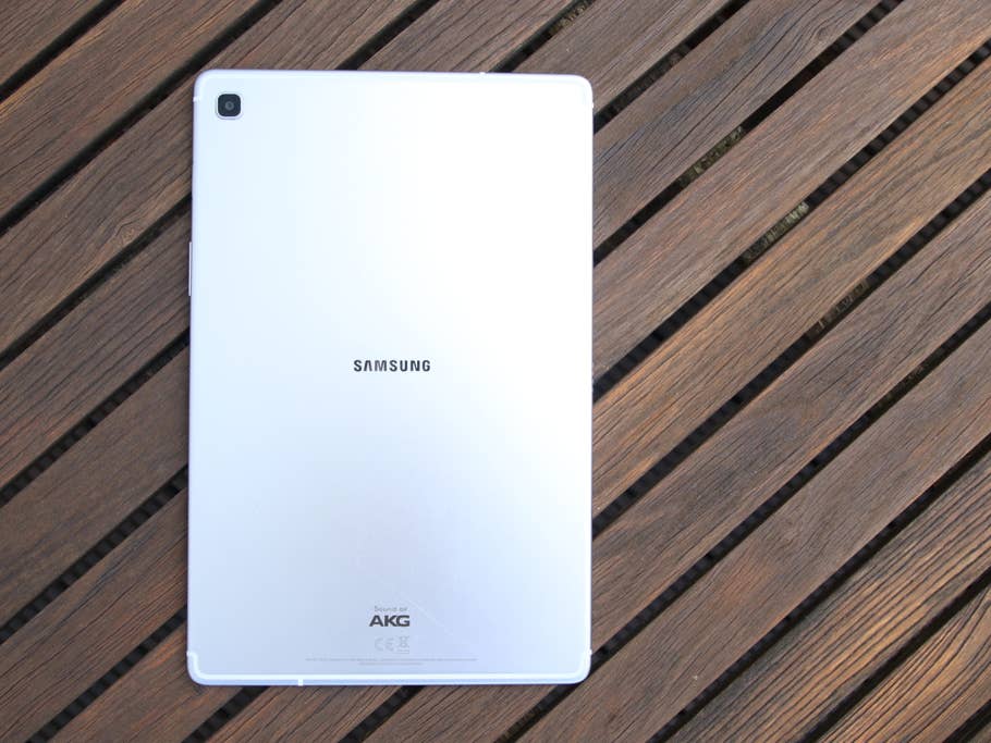 Die Rückseite des Samsung Galaxy Tab S5e auf einem Tisch