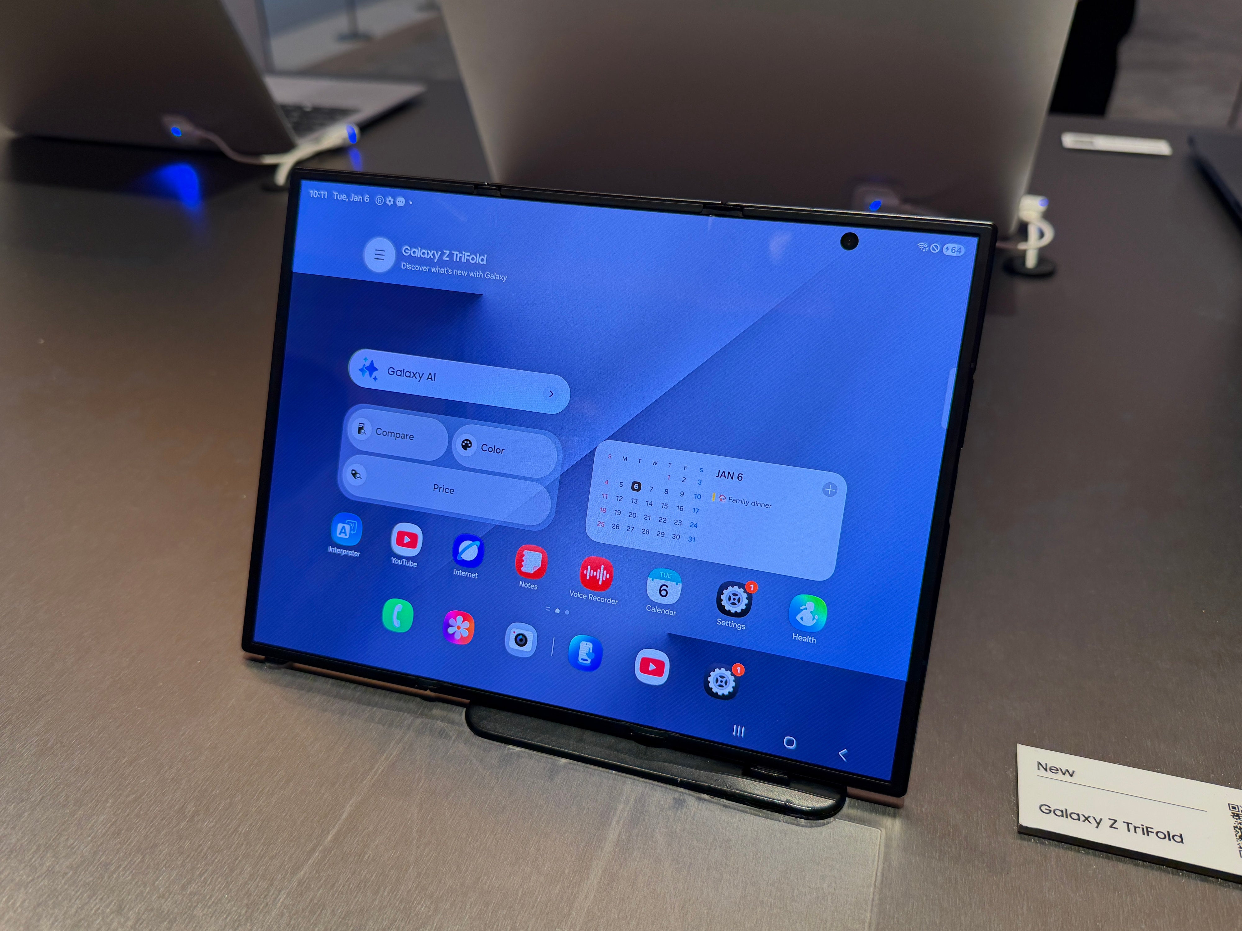So-ein-Smartphone-hast-du-noch-nie-gesehen-Samsung-TriFold-ausprobiert