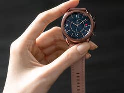 Samsung Galaxy Watch 3 mit Lederarmband in der Hand einer Frau.