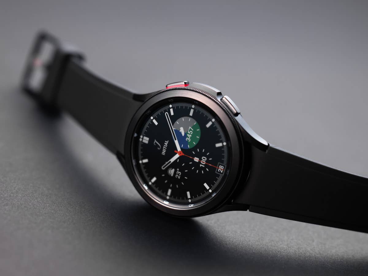 Samsung Galaxy Watch4 Classic liegt auf einem Tisch.