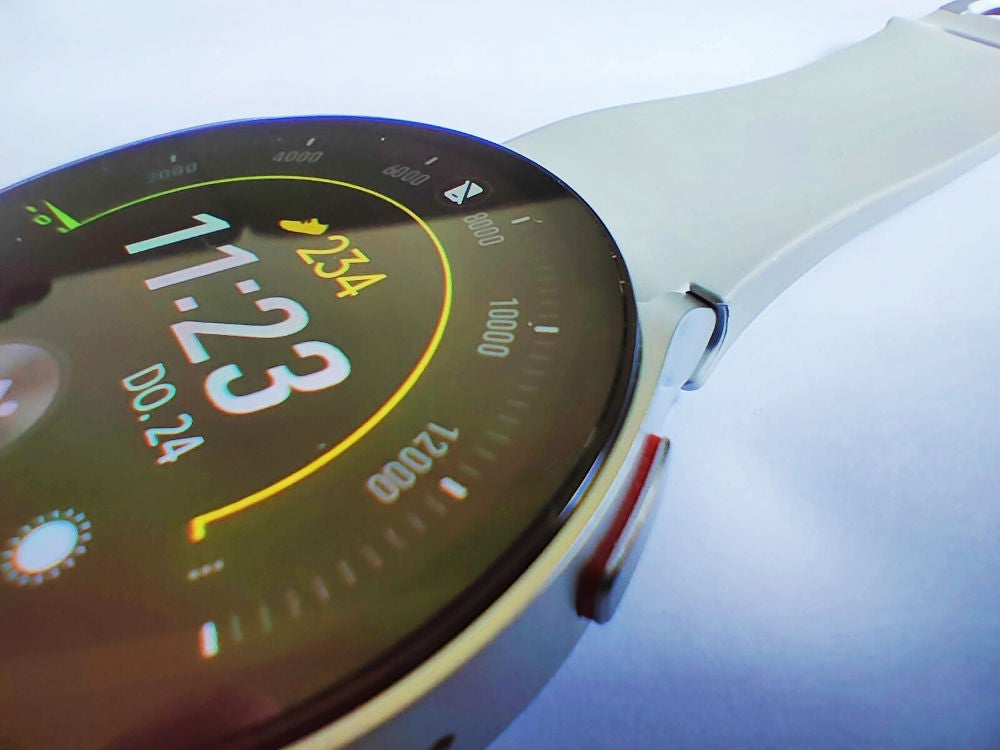 Nahaufnahme des Displays der Samsung Galaxy Watch 6.