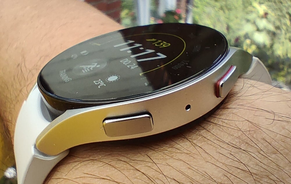 Samsung Galaxy Watch 6 im Test am Handgelenk - Seitenansicht.