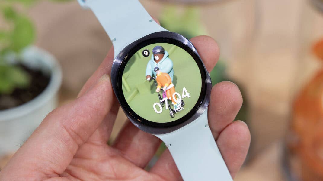 Samsung Galaxy Watch 8 (Classic) im eckig-runden Design von vorn.