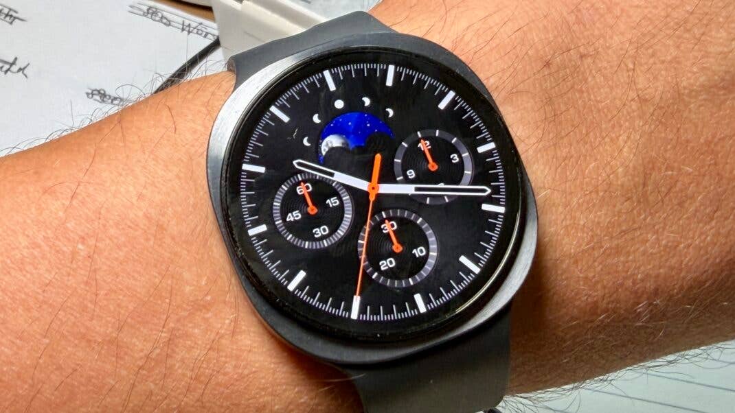 Analoges Ziffernblatt auf der Samsung Galaxy Watch 9.