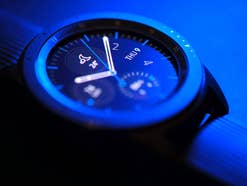 Samsung Galaxy Watch in blauem Licht.