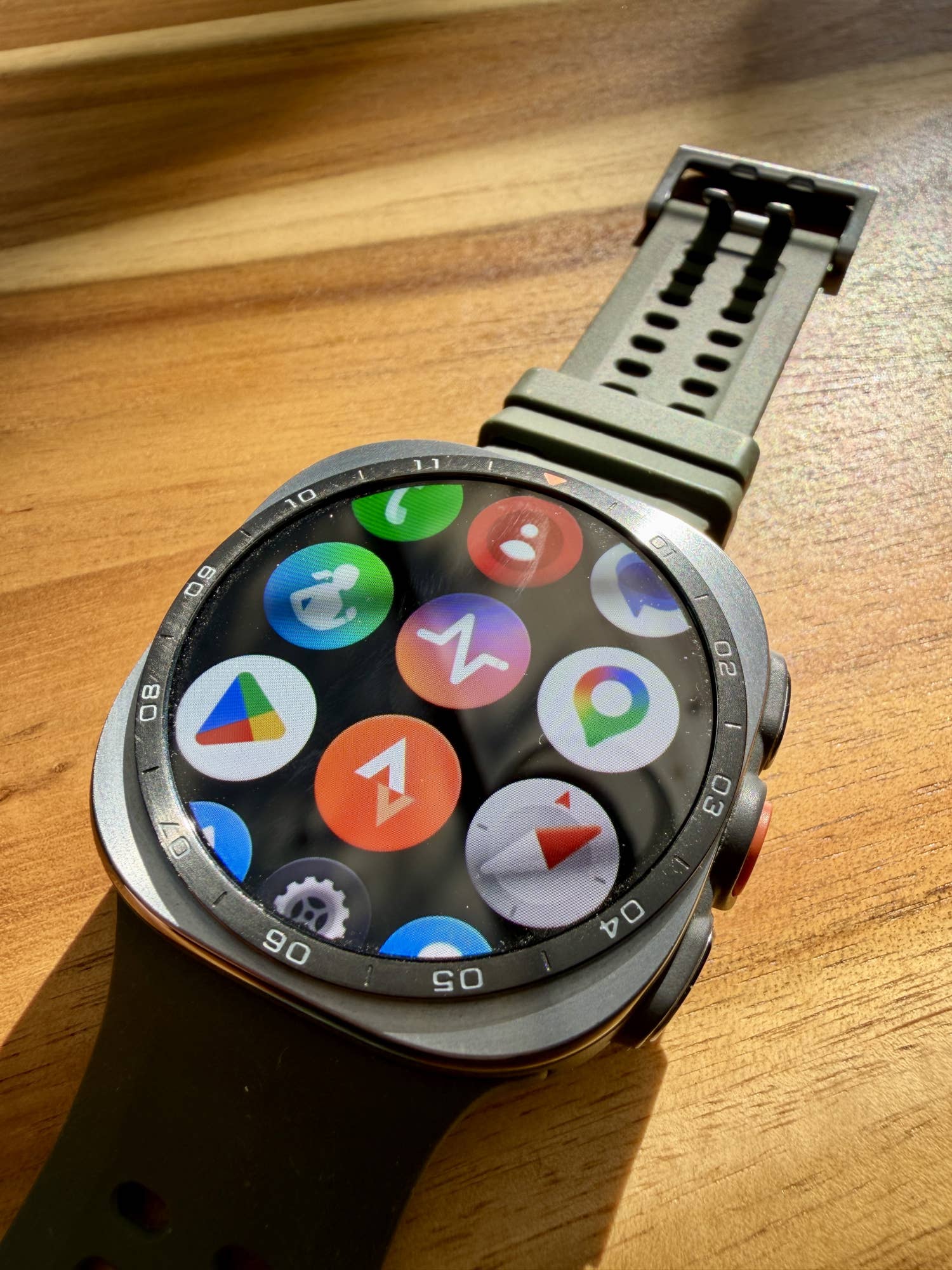 Samsung Galaxy Watch Ultra 2 - Menü in Rasteransicht.