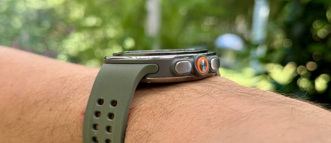 Samsung Galaxy Watch Ultra 2 - Seitenansicht am Handgelenk.