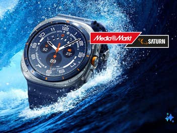 Samsung Galaxy Watch Ultra in einer Darstellung mit einer Welle, daneben das MediaMarkt-Logo