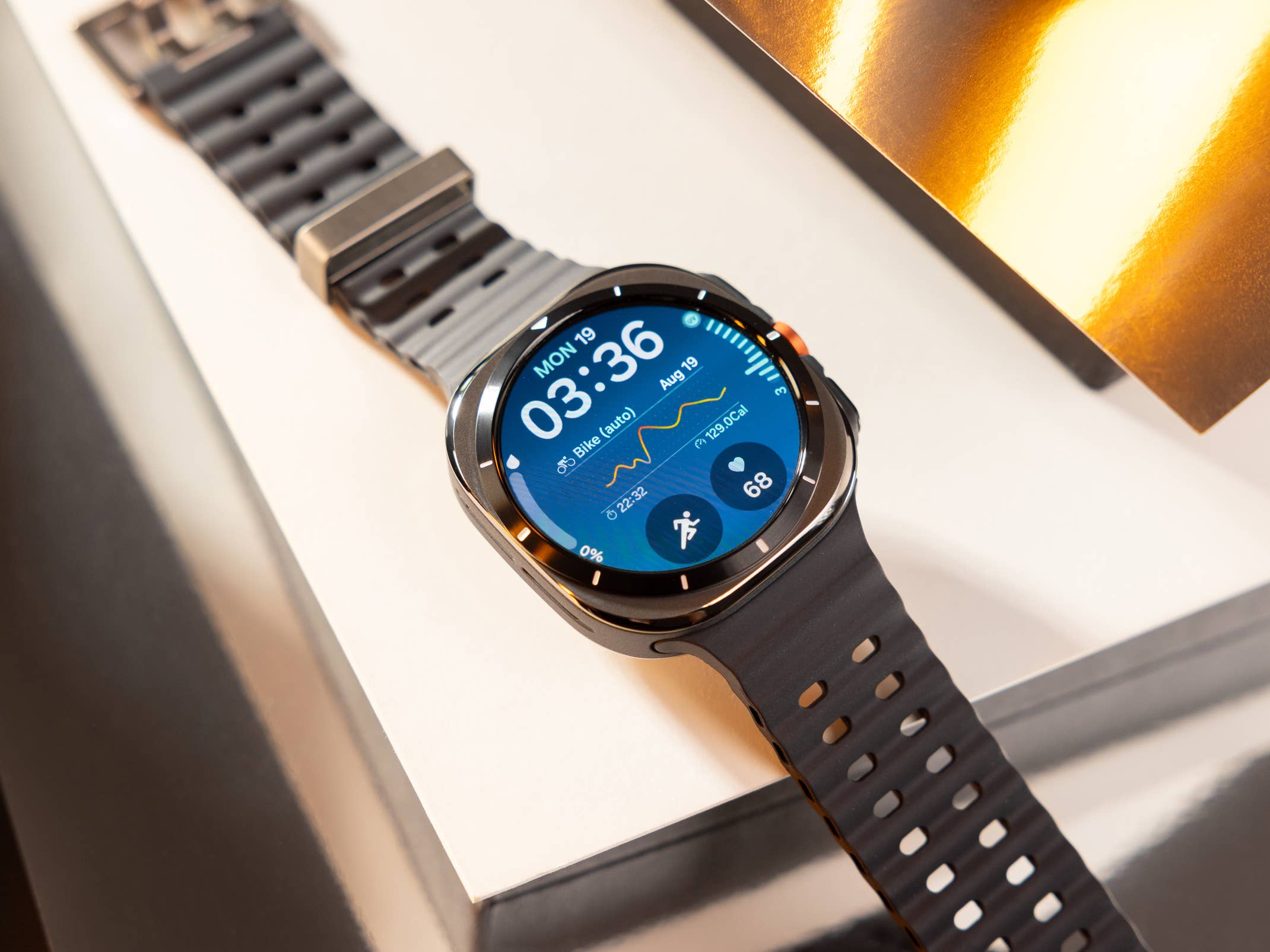 Die Samsung Galaxy Watch Ultra auf einem Tisch.