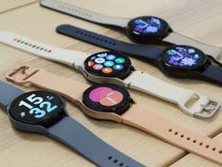 Samsung Galaxy Watch5 in einer Hand