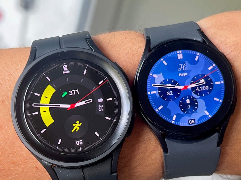 Samsung Galaxy Watch5 Pro und Samsung Galaxy Watch5 im Vergleich. nebenaneinander an einem Handgelenk