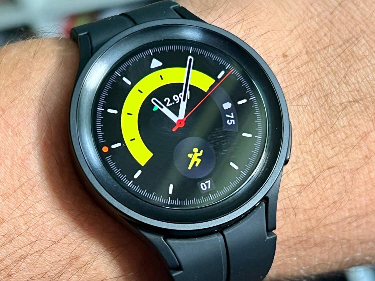 Samsung Galaxy Watch5 Pro an einem Handgelenk.