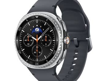 samsung-galaxy-watch8-classic-seitlich-vorn-grau-silber