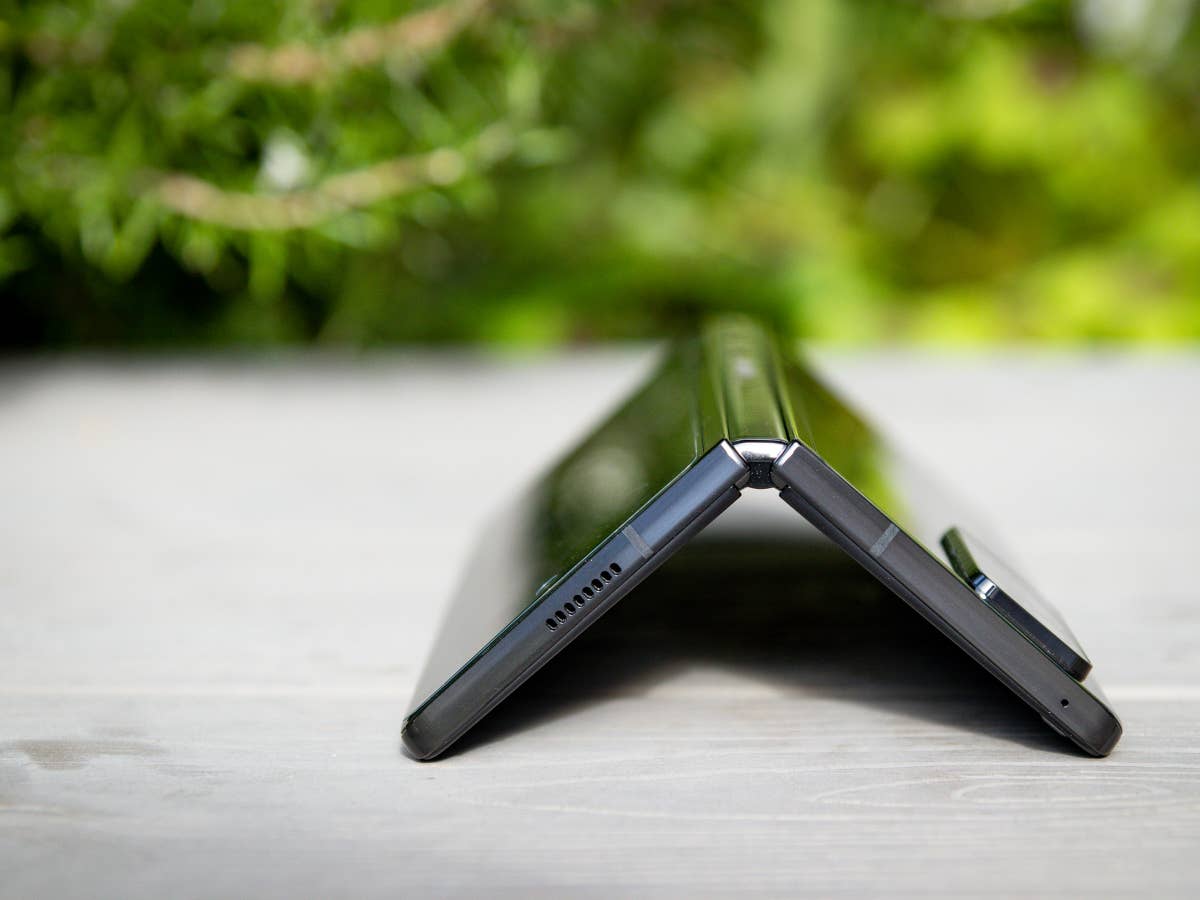 Samsung Galaxy Z Fold 2 wie ein Zelt aufgestellt