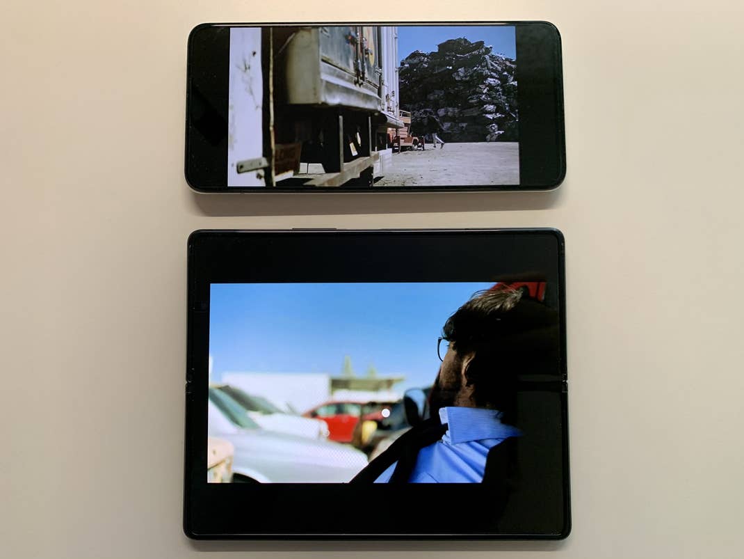 Ein Video auf dem Galaxy Z Fold 2 wird wegen dem untypischen Format nicht größer dargestellt, als auf einem normalen Smartphone