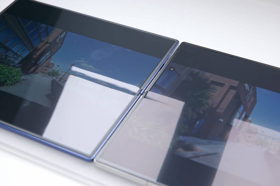 Samsung Galaxy Z Fold 7 (links) und Z Fold 8 Ultra nebeneinander