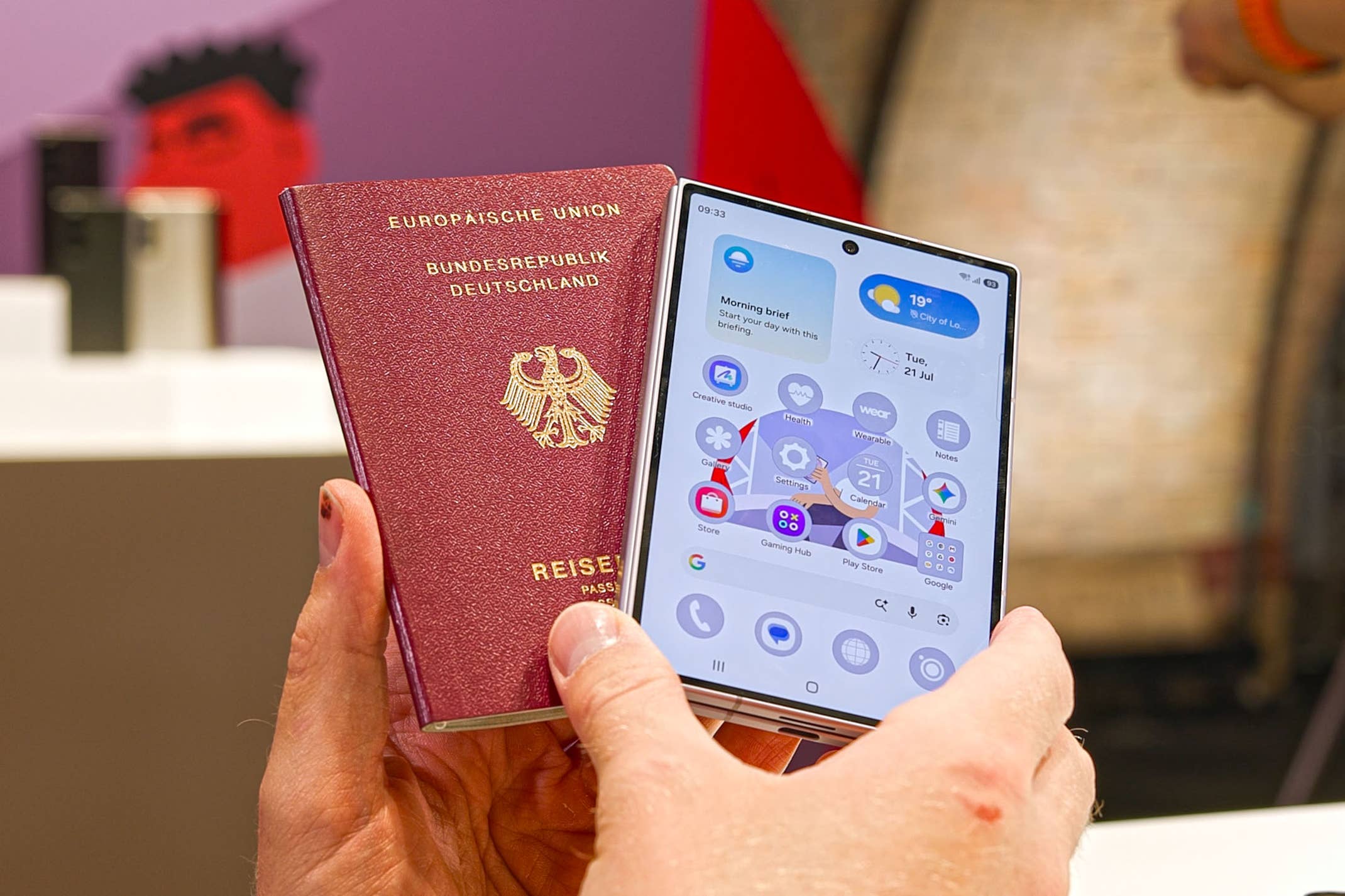 Samsung Galaxy Z Fold 8 neben einem Reisepass