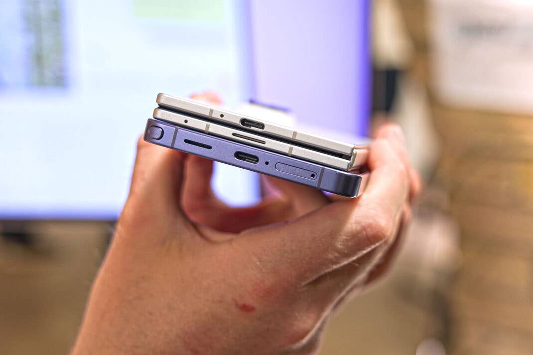 Samsung Galaxy Z Fold 8 Ultra und S26 Ultra übereinandergelegt