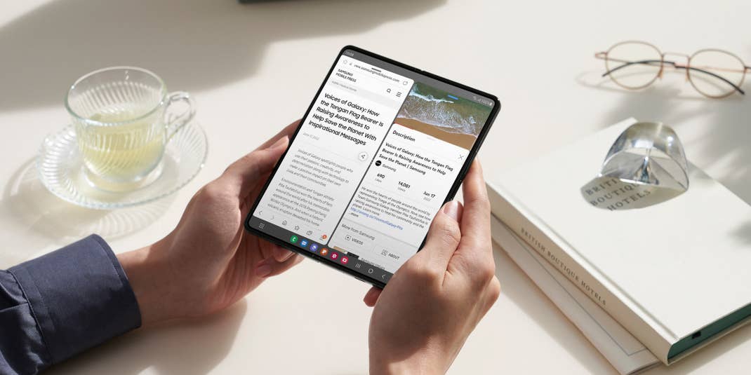 Samsung Galaxy Z Fold4 in einer Hand