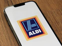 Logo von Aldi auf einem Smartphone-Display.
