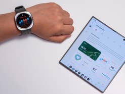 Samsung Smartwatch und Samsung Galaxy Fold nebeneinander.