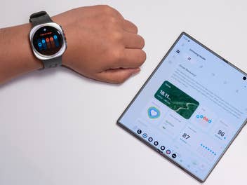 Samsung Smartwatch und Samsung Galaxy Fold nebeneinander.