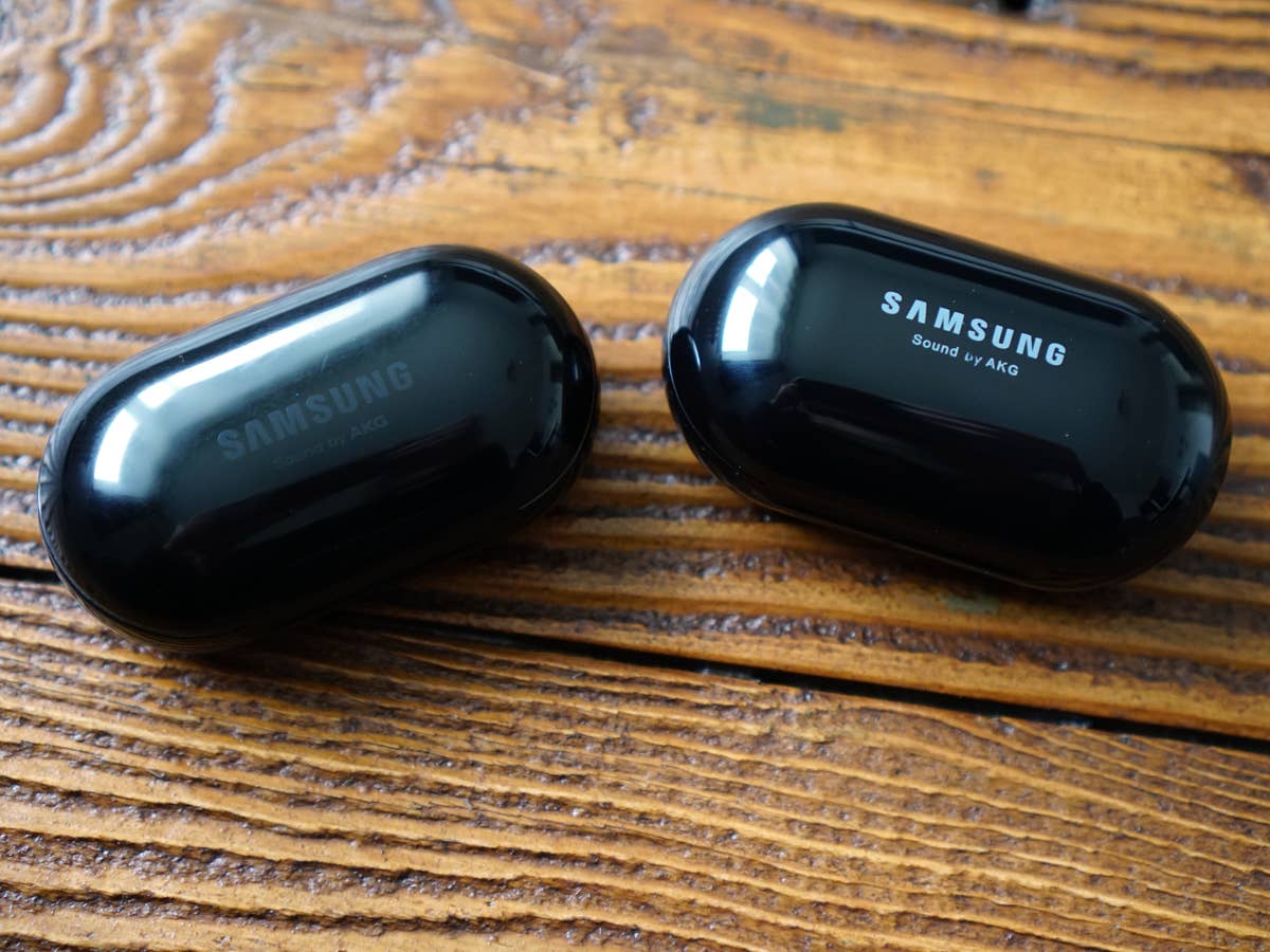 Originale Samsung-Kopfhörer und eine vermeintliche Fälschung Samsung-Kopfhörer