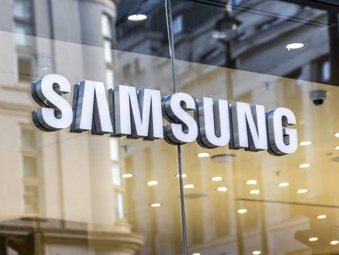 Samsung-Logo auf vor einem Store