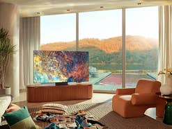 Ein Samsung Neo QLED Fernseher bei Tageslicht Ein Samsung Neo QLED Fernseher bei Tageslicht
