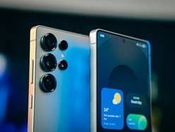 Ein Smartphone von Samsung wartet auf One UI 8.5