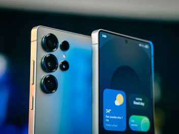 Ein Smartphone von Samsung wartet auf One UI 8.5