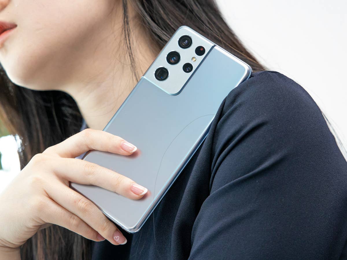 Eine Frau hält ein Samsung-Smartphone in der Hand