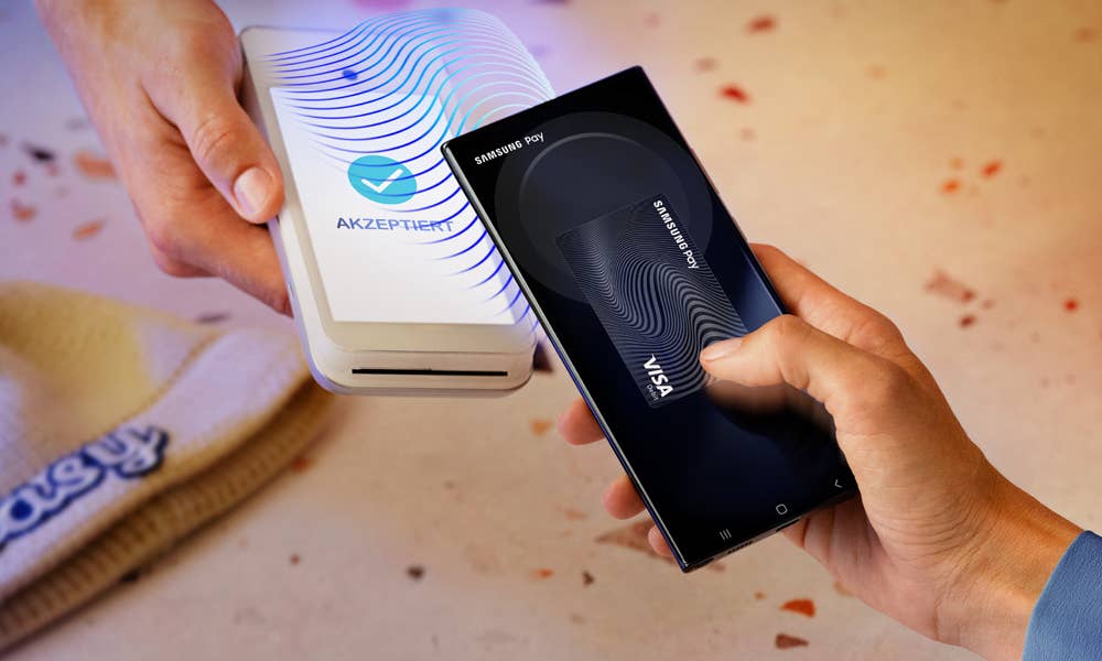 Samsung Pay auf einem Smartphone an einem NFC-Terminal.
