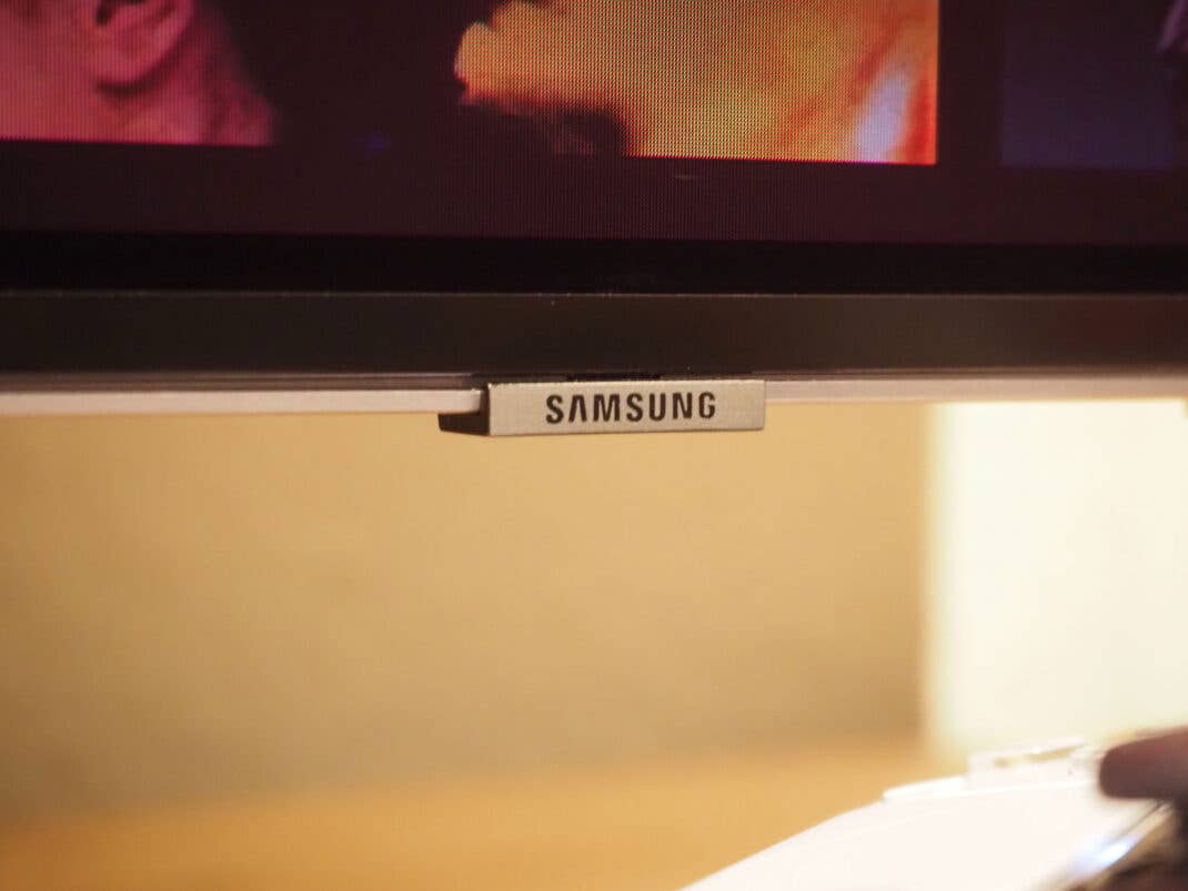Akzentuierter Samsung-Schriftzug auf dem Gehäuse des OLED-TV