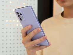 Ein lila Samsung Smartphone wird in der Hand gehalten