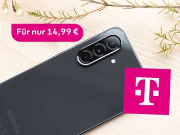 Galaxy A36 liegt auf einem Tisch, daneben das Logo der Deutschen Telekom und der Hinweis auf ein aktuelles Angebot für 14,99 Euro