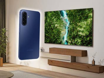 Samsung-Smartphone neben einem Samsung 4K-TV