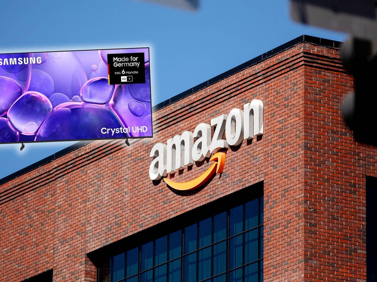 Amazon-Logo auf einer Häuserwand, davor ein Samsung-TV freigestellt