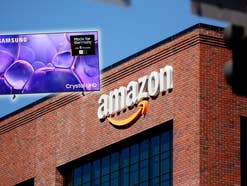 Amazon-Logo auf einer Häuserwand, davor ein Samsung-TV freigestellt