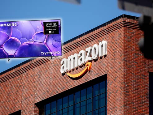 Amazon-Logo auf einer Häuserwand, davor ein Samsung-TV freigestellt