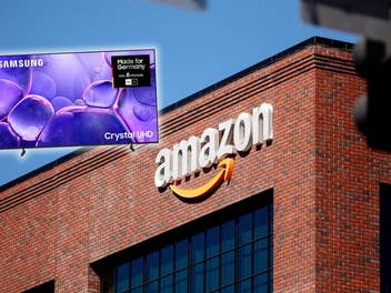 Amazon-Logo auf einer Häuserwand, davor ein Samsung-TV freigestellt