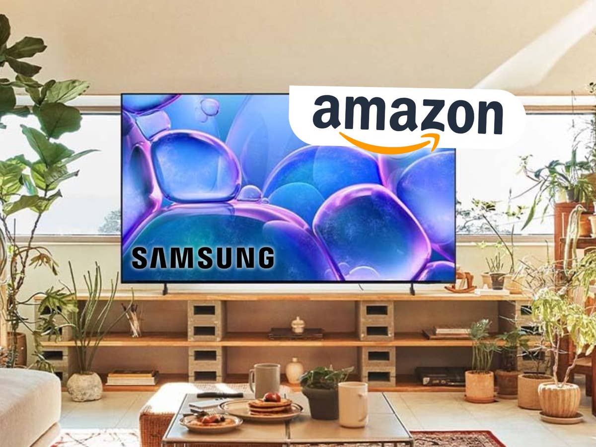 Samsung-TV in 65 Zoll bei Amazon für 400 Euro Samsung-Fernseher in einem Wohnzimmer daneben das Amazon-Logo