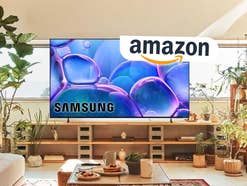 Samsung-Fernseher in einem Wohnzimmer daneben das Amazon-Logo