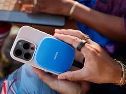SanDisk Creator Phone MagSafe SSD am Smartphone in der Hand einer Person