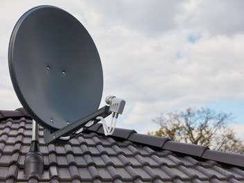 Eine Satellitenschüssel auf einem Dach